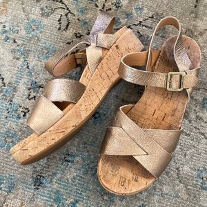 Kork Ease gold wedge 8